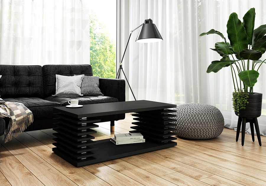 Černý stolek Psyche v obývacím pokoji.