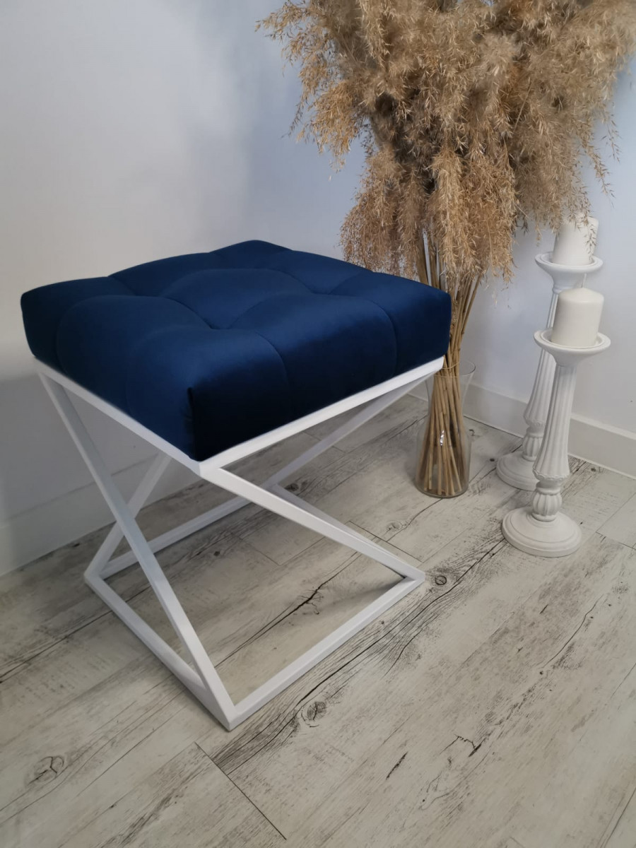 modrá čalouněná stolička