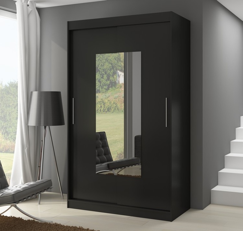 Černá šatní skříň s posuvnými dveřmi