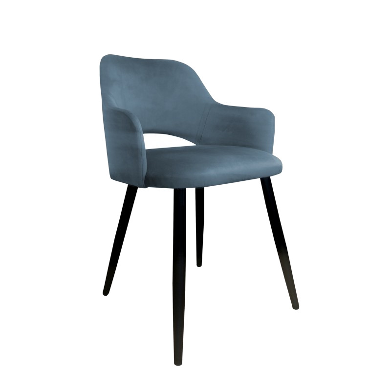 Moderní čalouněná židle do jídelny s kovovými černými nohami.