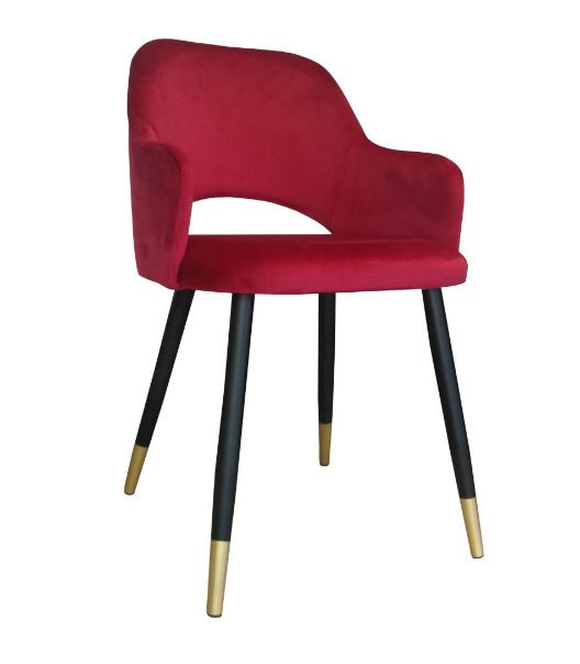 Moderní čalouněná židle do jídelny s kovovými černými nohami.