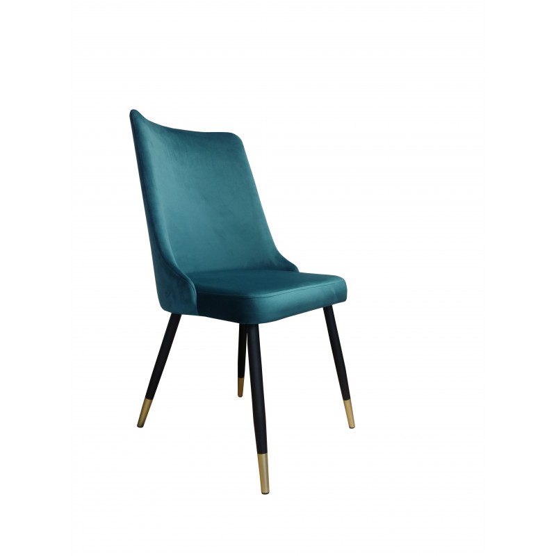 Elegantní čalouněná jídelní židle ve skandinávském stylu s kovovými černými nohami.