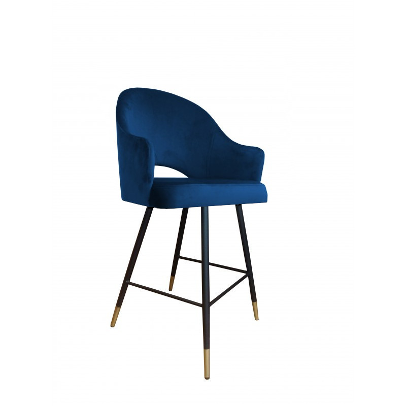 Moderní čalouněná židle s kovovýma černo-zlatýma nohama.